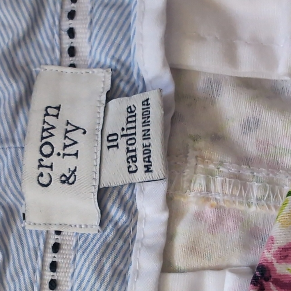 Crown & Ivy Floral Flat Front Caroline Shorts. Size 10 - Picture 6 of 10